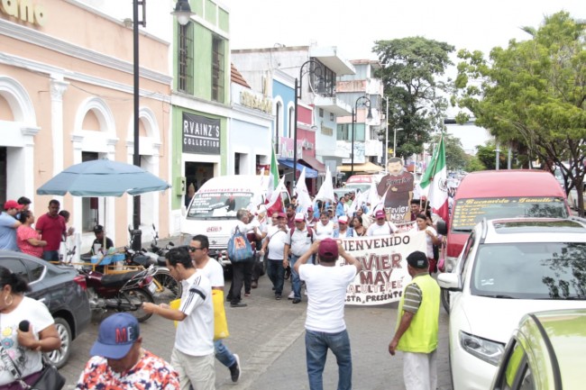 Marchan tabasqueños en favor de Javier May