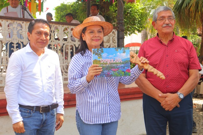 Recibe Yolanda Osuna Huerta llaves del Pueblo Mágico de Villa Tapijulapa