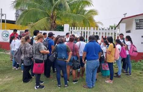 Encuentran escuela cerrada