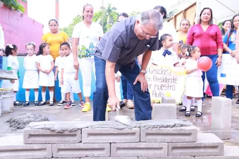 Colocan primera piedra  para una aula didáctica