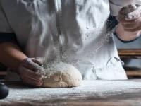 Panaderos se preparan para la producción del pan de muerto