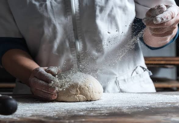 Panaderos se preparan para la producción del pan de muerto