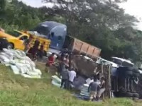 Rapiñan tráiler volcado en  la Cárdenas-Villahermosa