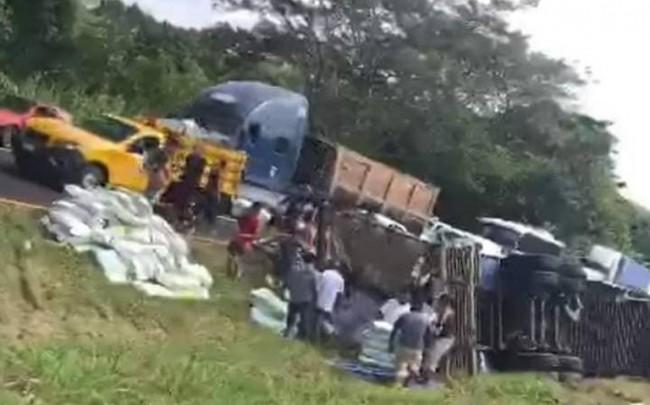 Rapiñan tráiler volcado en  la Cárdenas-Villahermosa