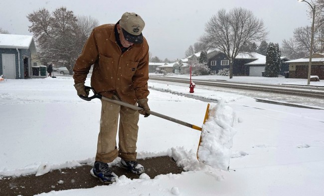 Inician tormentas invernales en EU; pega a Dakota del Norte