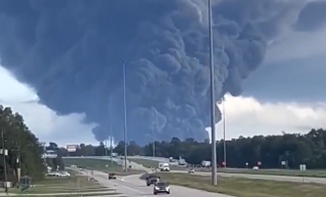 Orden de resguardo, tras explosión de planta química en Shepherd