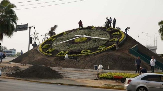 En tiempo y forma el cambio del Reloj Floral: Osuna Huerta