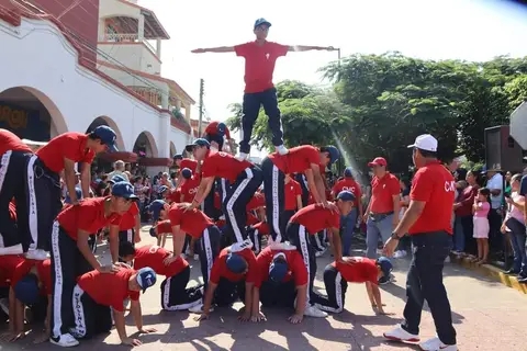 Ritmo, colorido y acrobacias en desfile de la Revolución Mexicana