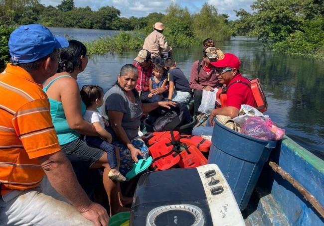 Evacuan primeras familias por desborde del Usumacinta