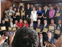 Entregan premio nacional  de periodismo a Luis García