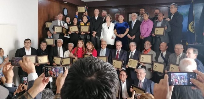 Entregan premio nacional  de periodismo a Luis García