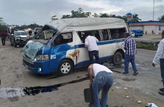 Volcadura de combi   dejo siete lesionados