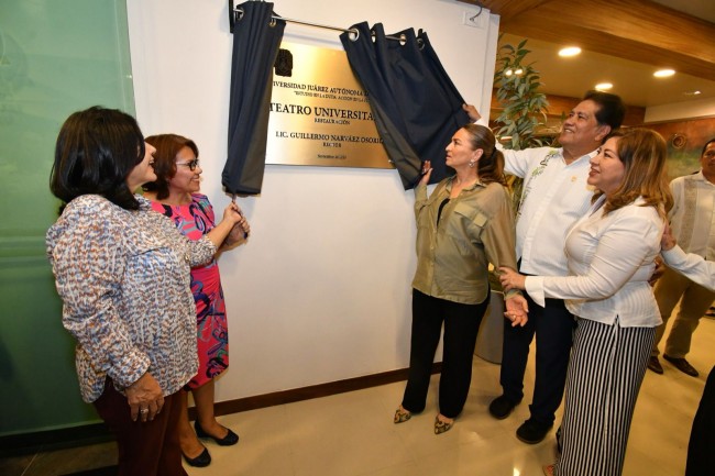 Narváez Osorio entrega el restaurado  Teatro Universitario de la UJAT