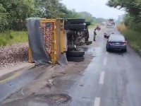 Vuelca góndola cargada con grava; no hay heridos