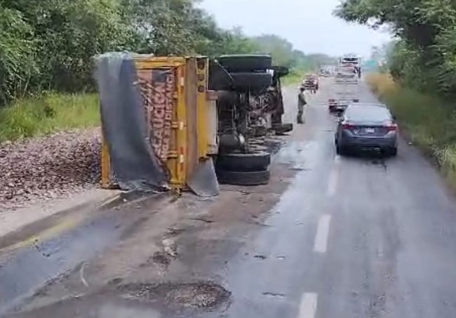 Vuelca góndola cargada con grava; no hay heridos