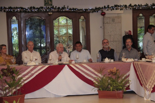  Se reúne Javier May con empresarios