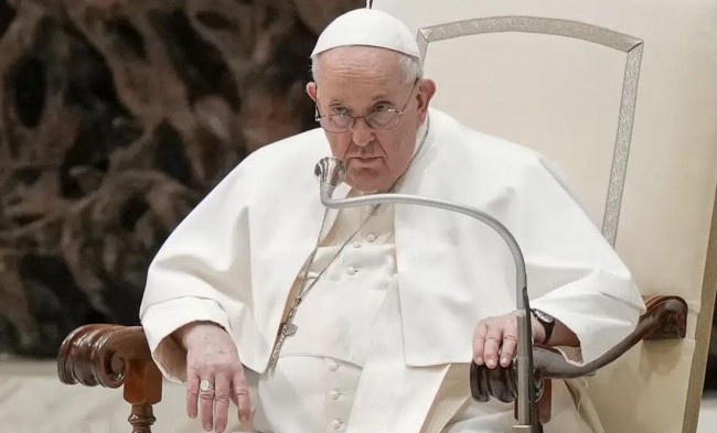 Papa Francisco se recupera de una bronquitis; no asiste al Angelus