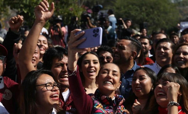 Presenta Claudia Sheinbaum a su equipo de jóvenes que la apoyarán rumbo a 2024