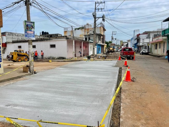 Avanza la pavimentación en varias calles de Atasta