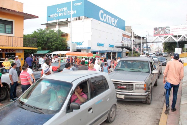 Abren locatarios el paso en Ruiz Cortines; ventas a menos del 50%