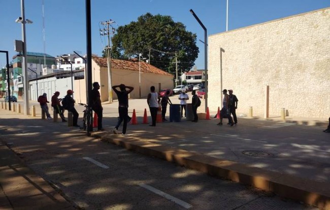 Exigen trabajadores de la obra del malecón Carlos A. Madrazo que les paguen prestaciones de fin de año