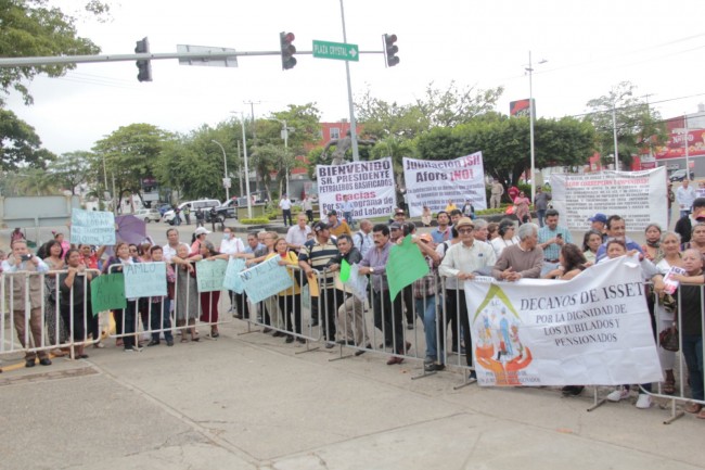 Piden jubilados y pensionados que les devuelvan aguinaldo