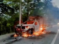 Sujetos incendian camioneta en la  Cárdenas-Villahermosa