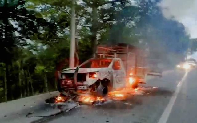 Sujetos incendian camioneta en la  Cárdenas-Villahermosa