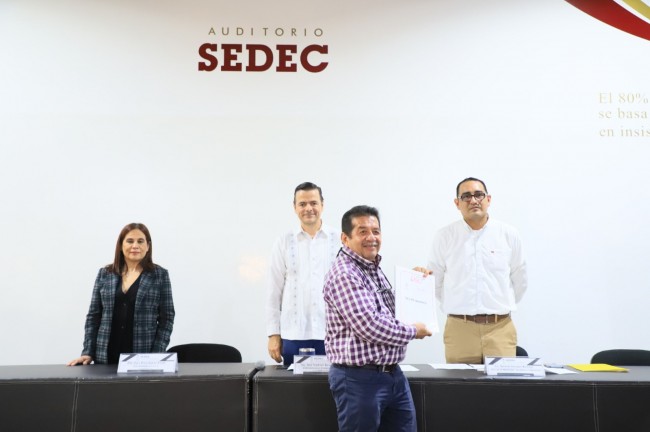 Entrega Sedec tablas nutrimentales a empresas