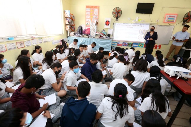 Expone FGE a alumnos de telesecundaria factores de riesgo en el entorno escolar