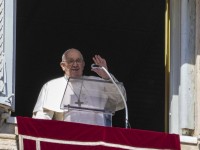 Aparece el Papa Francisco después de padecer gripe