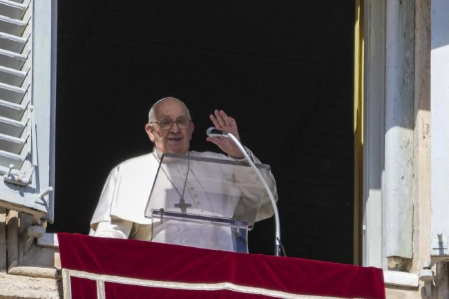 Aparece el Papa Francisco después de padecer gripe