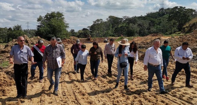 Supervisan terreno en donde construirán las viviendas