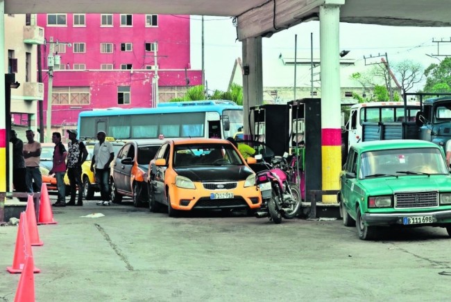 Aumentan en Cuba a más de  400% precios a combustibles  agua y electricidad y transporte