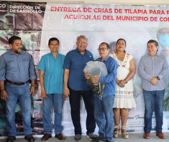 Productores acuícolas reciben apoyos de Gregorio Espadas