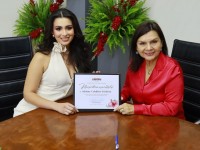 Recibe Adriana Caballero su registro para representar a Centro en la Feria 2024
