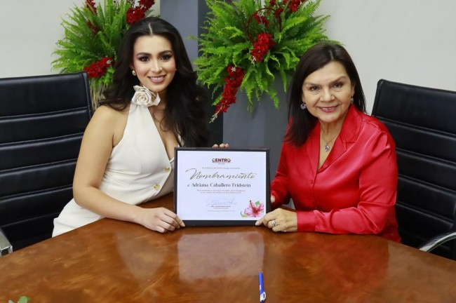 Recibe Adriana Caballero su registro para representar a Centro en la Feria 2024