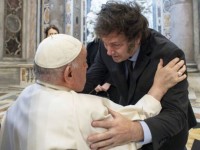 Javier Milei y el Papa Francisco se abrazan,  tras la canonización de la primera santa argentina