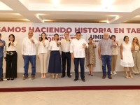 Presenta May su equipo de campaña