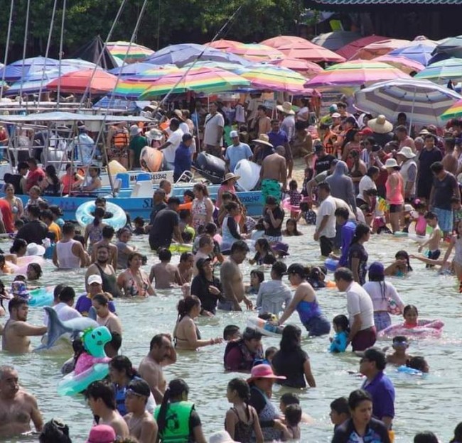 Rescatan a cuatro bañistas por oleaje alto en Magallanes