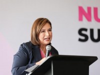 Xóchitl Gálvez presenta 10  compromisos con las mujeres