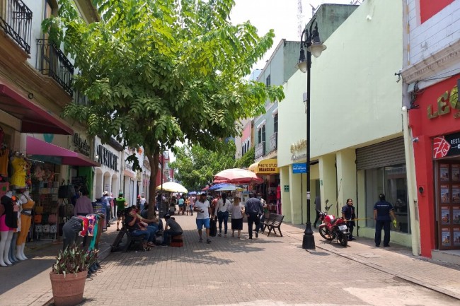 Continúan ambulantes en la ‘lona’; no repuntan las ventas en Centro Histórico