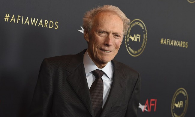 Eastwood desata preocupación  por su imagen a los 93 años