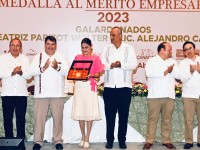 Entregan Medalla al Mérito Empresarial a Ana Beatriz Parizot y Alejandro Campos