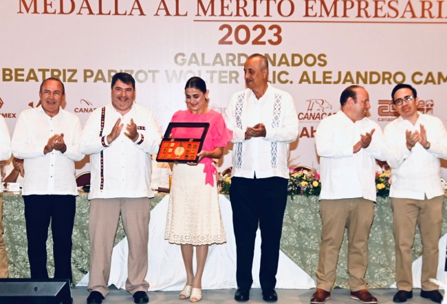 Entregan Medalla al Mérito Empresarial a Ana Beatriz Parizot y Alejandro Campos