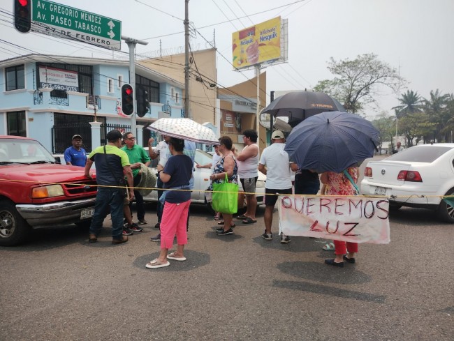 Bloquean colonos calles de ‘El Águila’, por falta de luz