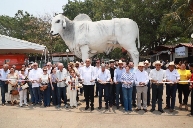 Ganaderos fortalecen lazos de amistad y fraternidad, en la Feria Tabasco 2024