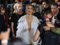 Pasa Jennifer Lopez un bochornoso momento al cuestionarla sobre su matrimonio con Ben Affleck