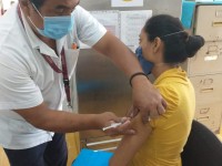 Aplican vacunas a niños, adolescentes y adultos