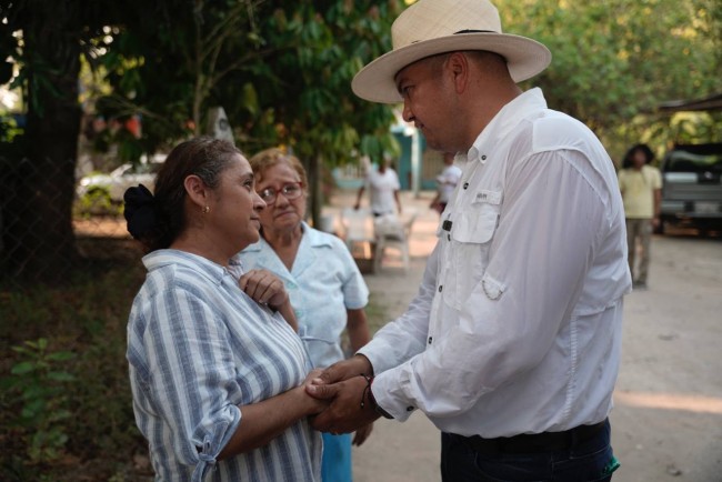 Habitantes dan su respaldo al candidato Ovidio Peralta